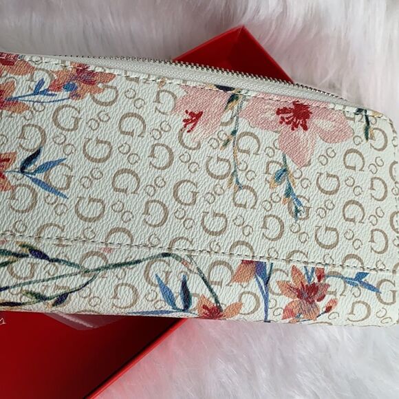 NEW ladies Guess leather wallet with keychain - Picture 9 of 11